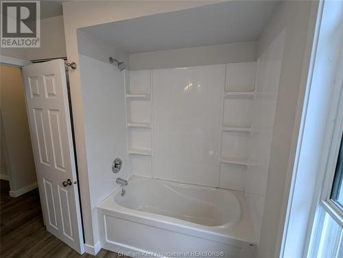 1 Mcnaughton Avenue, Wallaceburg, ON - Indoor Photo Showing Bathroom