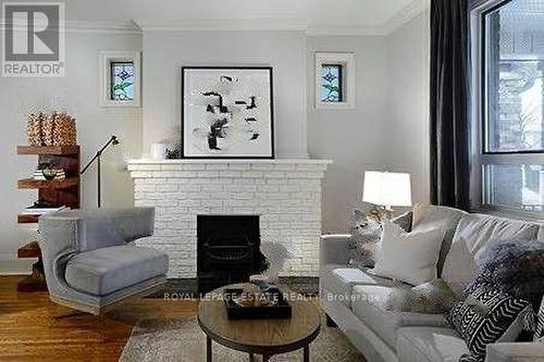 17 Avonlea Boulevard, Toronto, ON - Indoor Photo Showing Living Room