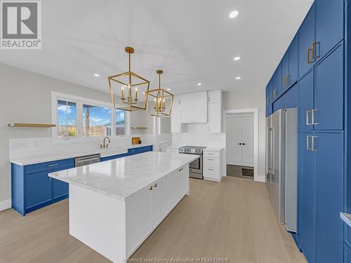 21212 Erie Street South, Wheatley, ON - Indoor Photo Showing Kitchen With Upgraded Kitchen