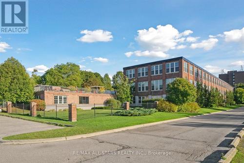 113 - 543 Timothy Street, Newmarket, ON - Outdoor With Facade