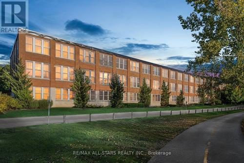 113 - 543 Timothy Street, Newmarket, ON - Outdoor With Facade