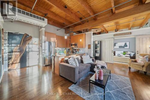 113 - 543 Timothy Street, Newmarket, ON - Indoor Photo Showing Living Room