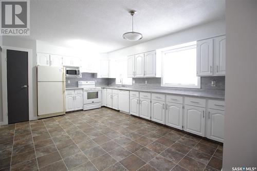 410 3Rd Avenue, Whitewood, SK - Indoor Photo Showing Kitchen