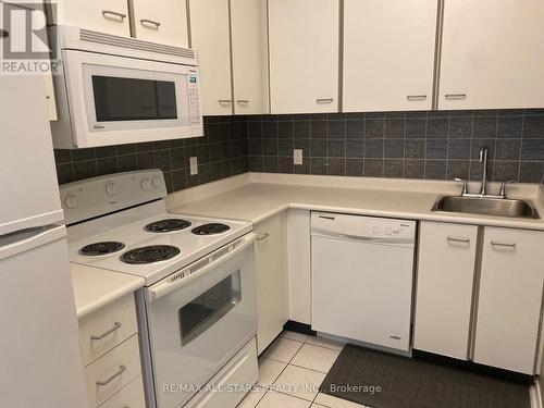 215 - 155 Riverglen Drive, Georgina, ON - Indoor Photo Showing Kitchen