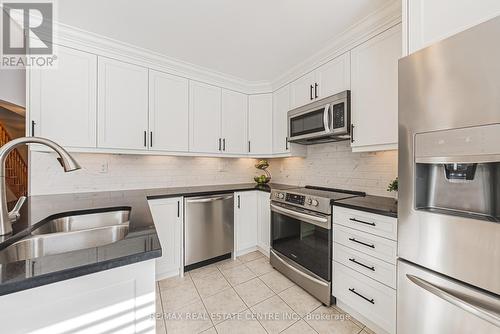 939 Mcduffe Crescent, Milton, ON - Indoor Photo Showing Kitchen With Double Sink With Upgraded Kitchen