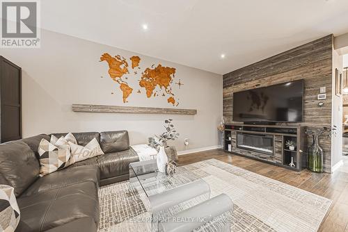 4 - 2220 Queensway Drive, Burlington, ON - Indoor Photo Showing Living Room