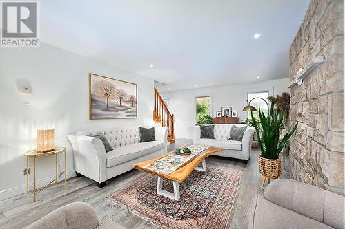 1229 Valens Road S, Hamilton, ON - Indoor Photo Showing Living Room