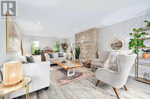 1229 Valens Road S, Hamilton, ON - Indoor Photo Showing Living Room