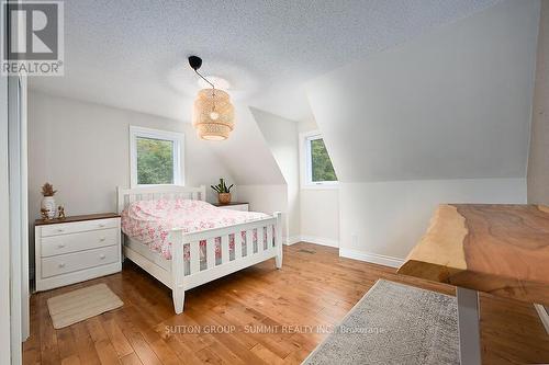 1229 Valens Road S, Hamilton, ON - Indoor Photo Showing Bedroom