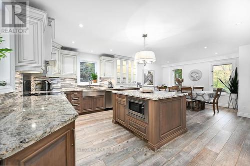 1229 Valens Road S, Hamilton, ON - Indoor Photo Showing Kitchen With Upgraded Kitchen