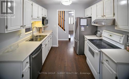 15 Turquoise Court, Chatham-Kent, ON - Indoor Photo Showing Kitchen With Double Sink