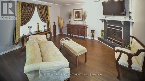 15 Turquoise Court, Chatham-Kent, ON - Indoor Photo Showing Living Room With Fireplace