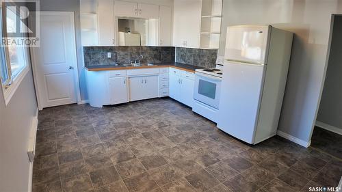 A & B 892 111Th Street, North Battleford, SK - Indoor Photo Showing Kitchen With Double Sink