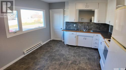 A & B 892 111Th Street, North Battleford, SK - Indoor Photo Showing Kitchen