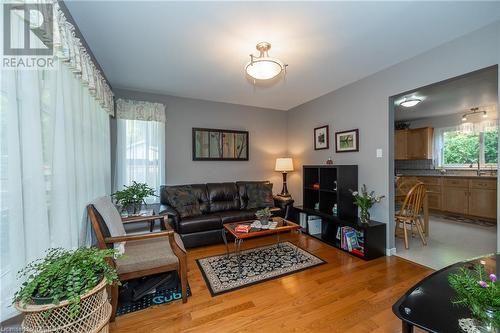 300 1St Street E, Owen Sound, ON - Indoor Photo Showing Living Room