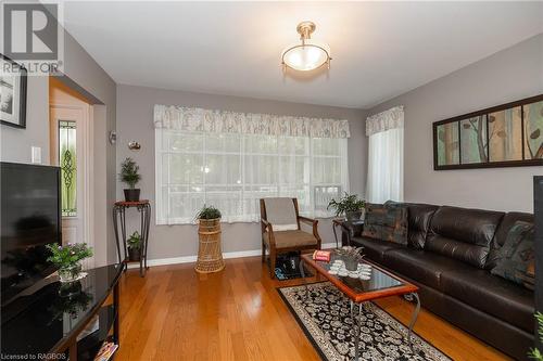 300 1St Street E, Owen Sound, ON - Indoor Photo Showing Living Room