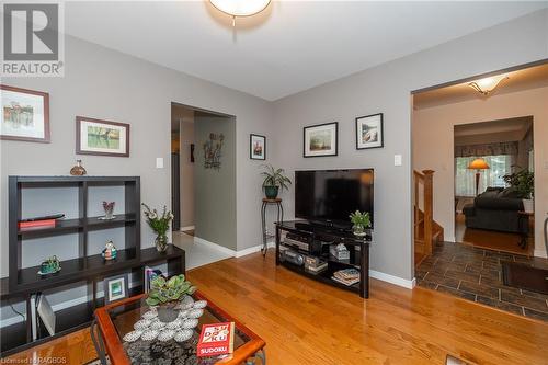 300 1St Street E, Owen Sound, ON - Indoor Photo Showing Living Room