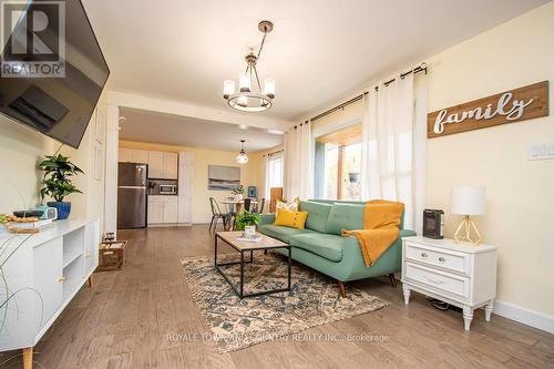 229 Pleasant Point Road, Kawartha Lakes (Lindsay), ON - Indoor Photo Showing Living Room