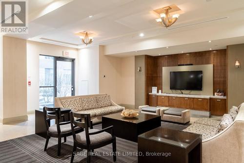 1002 - 319 Merton Street, Toronto, ON - Indoor Photo Showing Living Room