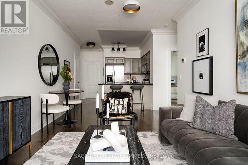 1002 - 319 Merton Street, Toronto, ON - Indoor Photo Showing Living Room