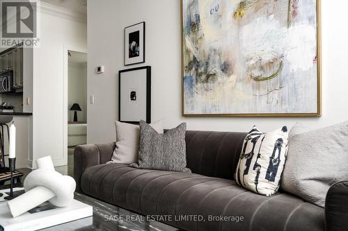 1002 - 319 Merton Street, Toronto, ON - Indoor Photo Showing Living Room