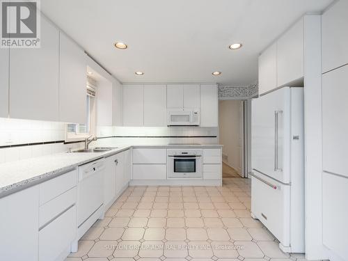 233 Mullen Drive, Vaughan, ON - Indoor Photo Showing Kitchen With Double Sink