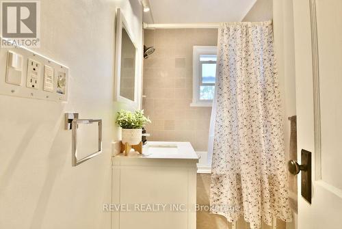 34 Penetang Street, Barrie, ON - Indoor Photo Showing Bathroom