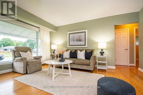 5 Armour Court, Kawartha Lakes (Lindsay), ON - Indoor Photo Showing Living Room