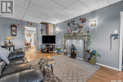 223 Railway Avenue, Vibank, SK - Indoor Photo Showing Living Room