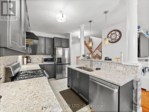 346 Landsborough Avenue, Milton, ON - Indoor Photo Showing Kitchen With Double Sink With Upgraded Kitchen