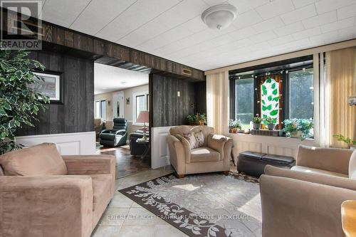 528 Palace Road, Greater Napanee, ON - Indoor Photo Showing Living Room