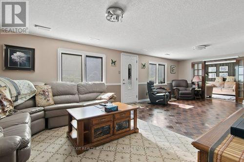 528 Palace Road, Greater Napanee, ON - Indoor Photo Showing Living Room