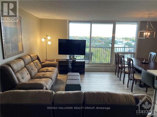 1005 - 665 Bathgate Drive, Ottawa, ON - Indoor Photo Showing Living Room