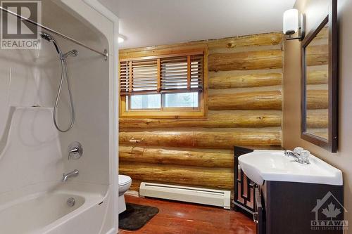 398 County Road 23 Road, Merrickville, ON - Indoor Photo Showing Bathroom