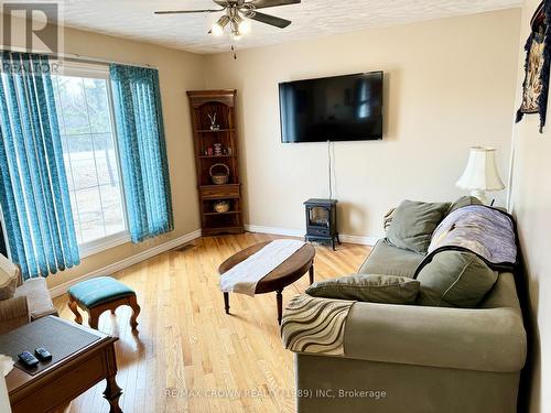 919 Highway 11, Fauquier-Strickland, ON - Indoor Photo Showing Living Room