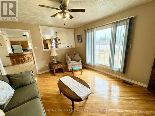 919 Highway 11, Fauquier-Strickland, ON - Indoor Photo Showing Living Room