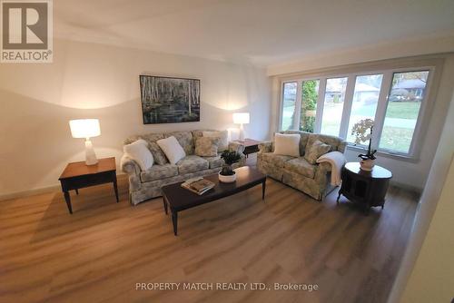 962 Mohawk Street, Oshawa, ON - Indoor Photo Showing Living Room