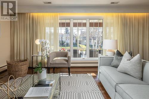 35 Buxton Road, Toronto, ON - Indoor Photo Showing Living Room