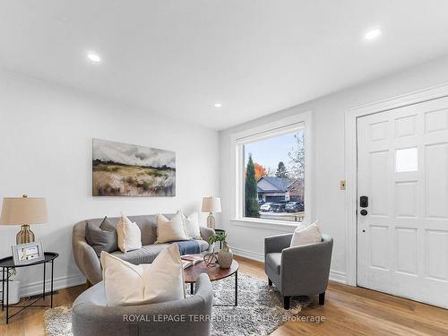 5 Victoria St, Clarington, ON - Indoor Photo Showing Living Room