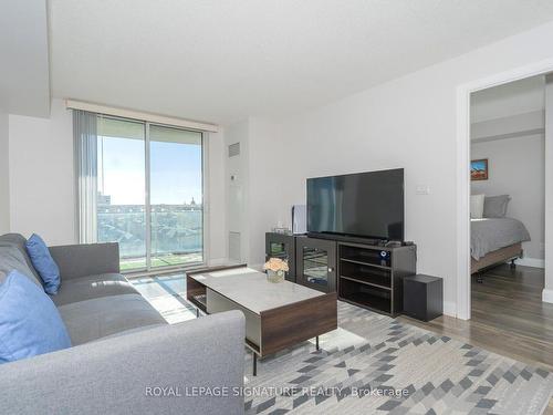 10H-6 Rosebank Dr S, Toronto, ON - Indoor Photo Showing Living Room