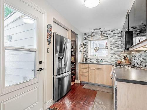 20 York St, Ajax, ON - Indoor Photo Showing Kitchen