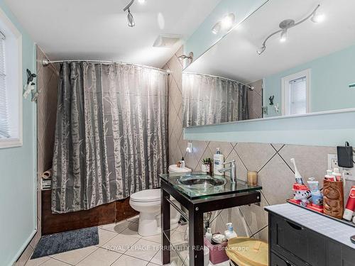 20 York St, Ajax, ON - Indoor Photo Showing Bathroom