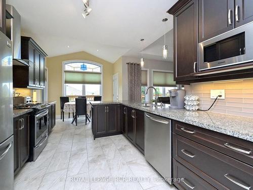 50 Hillcrest Dr, New Tecumseth, ON - Indoor Photo Showing Kitchen With Upgraded Kitchen