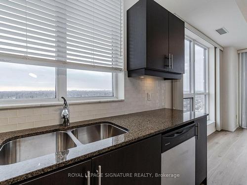 1605-9500 Markham Rd, Markham, ON - Indoor Photo Showing Kitchen With Double Sink