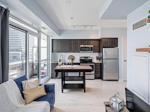 714-2200 Lakeshore Blvd, Toronto, ON - Indoor Photo Showing Kitchen