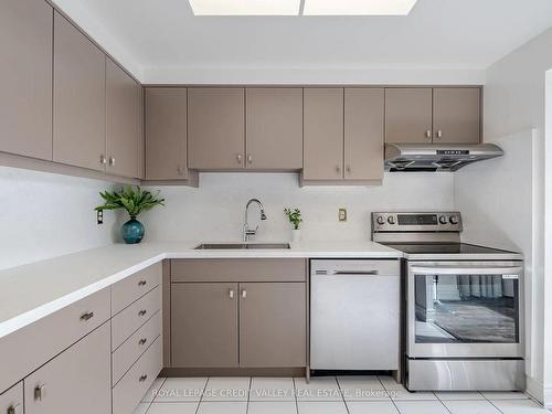 407-135 Hillcrest Ave, Mississauga, ON - Indoor Photo Showing Kitchen