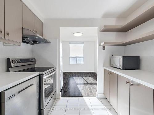 407-135 Hillcrest Ave, Mississauga, ON - Indoor Photo Showing Kitchen