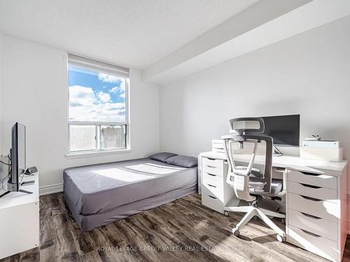 407-135 Hillcrest Ave, Mississauga, ON - Indoor Photo Showing Bedroom