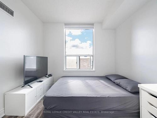 407-135 Hillcrest Ave, Mississauga, ON - Indoor Photo Showing Bedroom