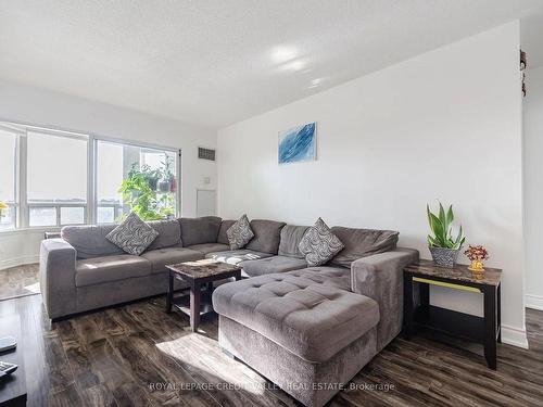 407-135 Hillcrest Ave, Mississauga, ON - Indoor Photo Showing Living Room